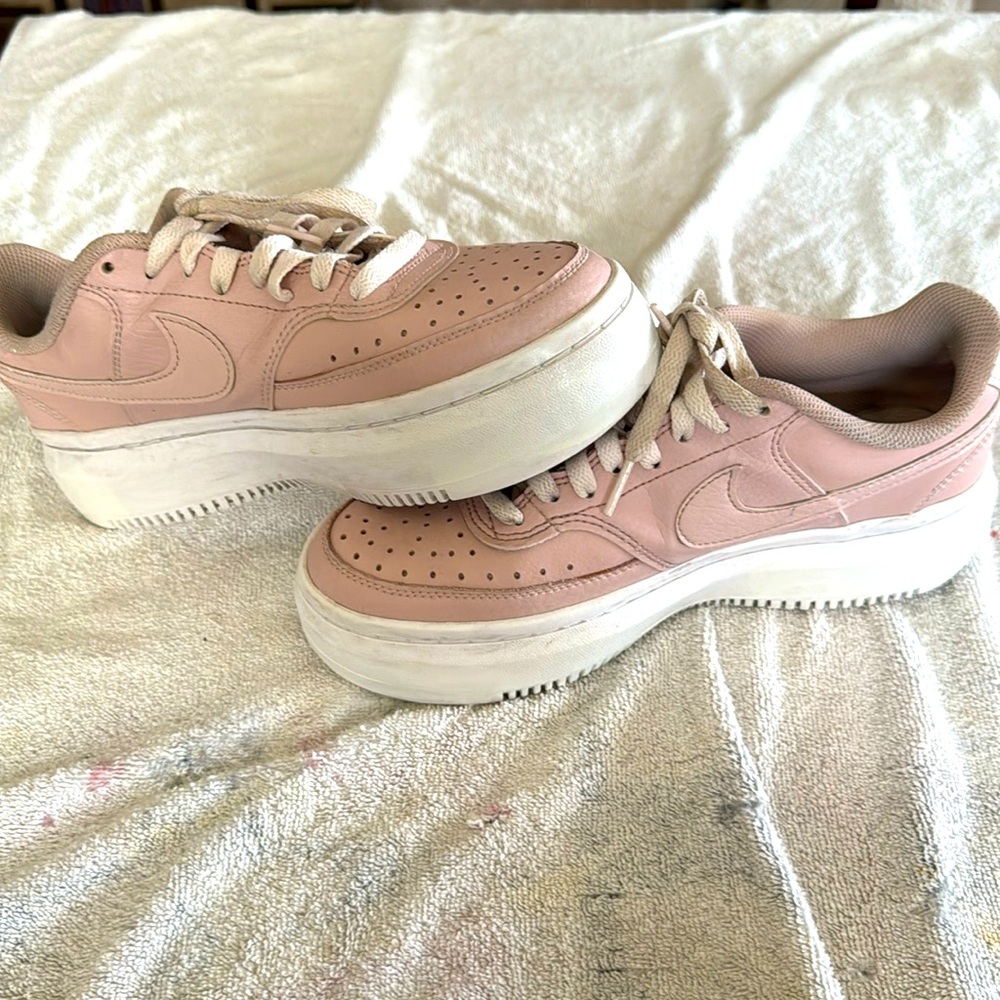 Light pink Nike Alta size 8 women’s